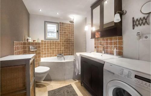 a bathroom with a sink and a washing machine at Gorgeous Home In Besmont With Wi-fi in Éparcy
