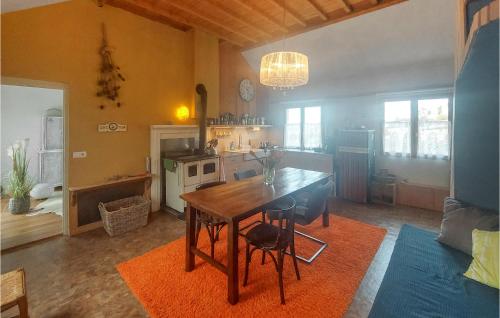 Il comprend un salon avec une table en bois et une cuisine. dans l'établissement Gorgeous Home In Besmont With Wi-Fi, à Éparcy