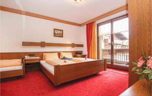 キルヒベルク・イン・チロルにあるAmazing Apartment In Kirchberg With 1 Bedroomsのベッドルーム1室(ベッド1台、大きな窓付)