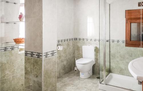 y baño con aseo, ducha y lavamanos. en Cozy Apartment In Santander With Kitchen, en Santander