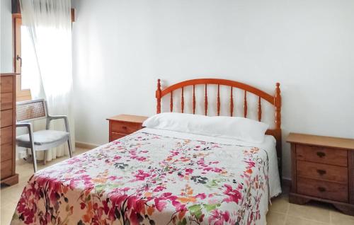 1 dormitorio con 1 cama con colcha de flores en Cozy Apartment In Santander With Kitchen, en Santander