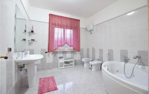 een badkamer met een bad, een toilet en een wastafel bij Nice Home In Villa S, Lucia With Outdoor Swimming Pool in La Volla