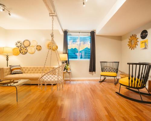 Χώρος καθιστικού στο Windsor Retreat Private Basement Suite