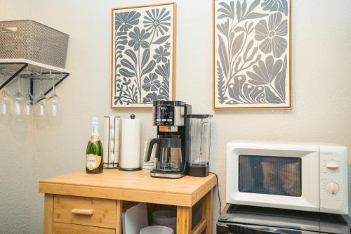 Η κουζίνα ή μικρή κουζίνα στο Windsor Retreat Private Basement Suite