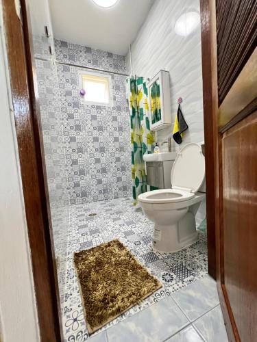 La salle de bains est pourvue d'une douche et de toilettes. dans l'établissement บ้านโรสแมรี่ By ชมภู ชุมแพ โฮมสเตย์ ไร่คุณต๋ง, 