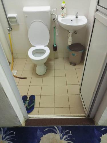 a bathroom with a toilet and a sink at Homestay Budget Ampang for Malay in Ampang