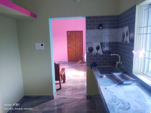 Habitación con baño con lavabo y puerta. en BHARATH VILLAS, en Vāniyambādi