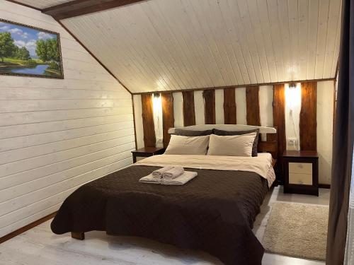 ein Schlafzimmer mit einem großen Bett in einem Zimmer in der Unterkunft Котеджі Мелодія Карпат in Slawske
