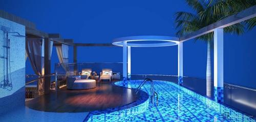 RHM Luxury Hotel And Suite في دا نانغ: غرفة مع حمام سباحة في الليل