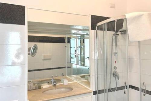 ein Bad mit einer Dusche und einem Waschbecken in der Unterkunft Manfredi House San Pietro in Rom