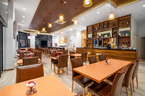 Lounge atau bar di RHM Luxury Hotel And Suite