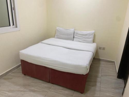 جوهرة الششة الجديدة1 في Al ‘Azīzīyah: سرير بشرشف ووسائد بيضاء في الغرفة