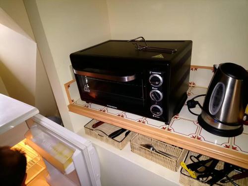 A kitchen or kitchenette at Cité médiévale, charme & calme, bien placé