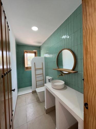 阿爾穆涅卡爾的住宿－Cortijo Cantalobos，一间带水槽、卫生间和镜子的浴室