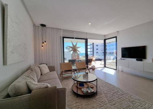 Beautiful Middel Views Apartment with pool and gym