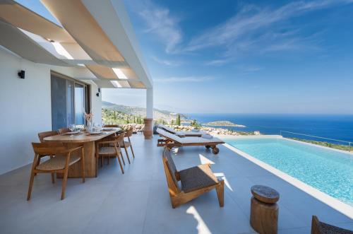 Bazén v ubytovaní Thelxi's Suite I - Brand New Seaview Suite! alebo v jeho blízkosti