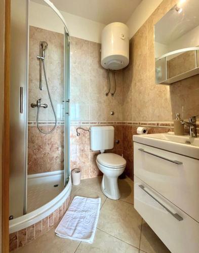 ein Badezimmer mit Dusche, Toilette und Waschbecken in der Unterkunft Villa Punta in Zadar