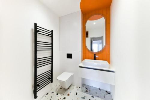 ein Badezimmer mit einem Waschbecken, einem Spiegel und einem WC in der Unterkunft Big 4 Bed House, Close to Gatwick (15 mins) in Redhill