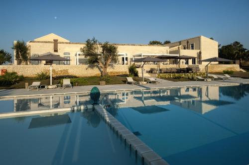 une grande piscine en face d'un bâtiment dans l'établissement Masseria Della Volpe, à Casale Modica