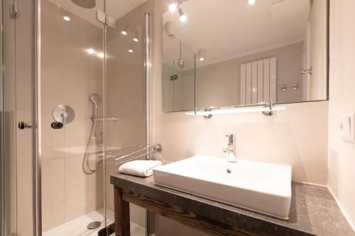 a bathroom with a sink and a shower at Haus Delft Baoule in Juist