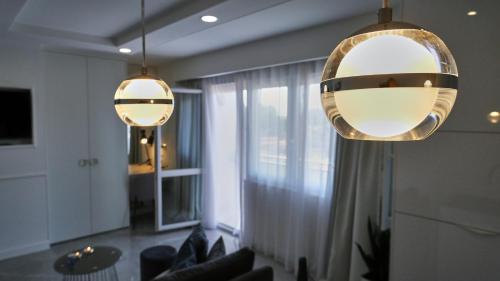 - un salon avec deux lampes suspendues et un canapé dans l'établissement Luxury Apartment Galant 2, à Split