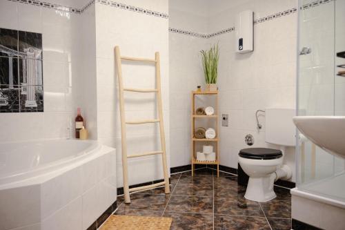 y baño con bañera, aseo y lavamanos. en JASTA Homes: Altstadt-Apartment en Hameln