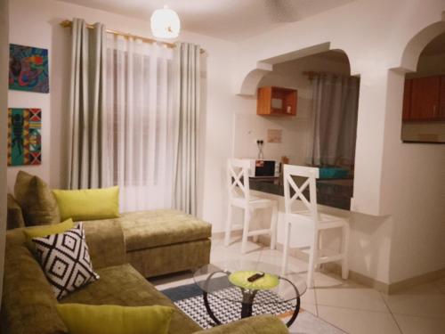 sala de estar con sofá y mesa en Olive Branch home, en Mombasa