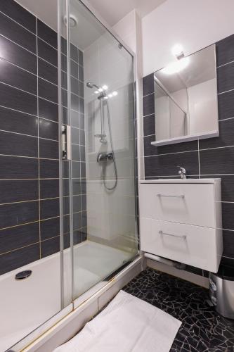 une salle de bain avec une douche en verre et un lavabo dans l'établissement Le Grand Bilobou, à Noyers-sur-Cher