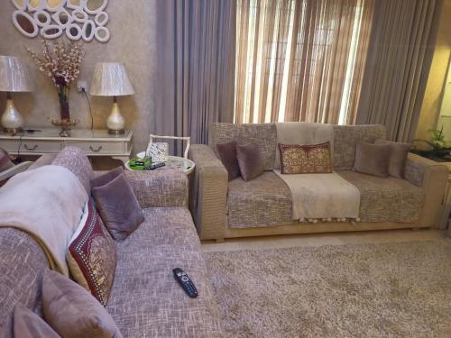 - un salon avec deux canapés et un canapé dans l'établissement Independent House in Islamabad with Lawn Airport 15 min, à Islamabad