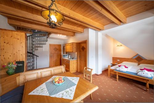 ein Schlafzimmer mit einem Bett und einem Tisch in einem Zimmer in der Unterkunft Ferienhotel Gut Enghagen in Rossleithen