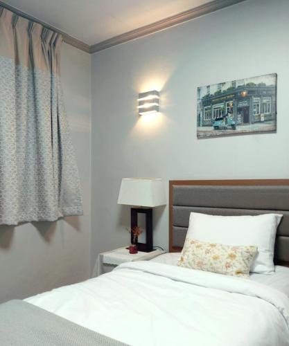 a hotel room with two beds and a lamp at Buan Tree California Hotel in Buan