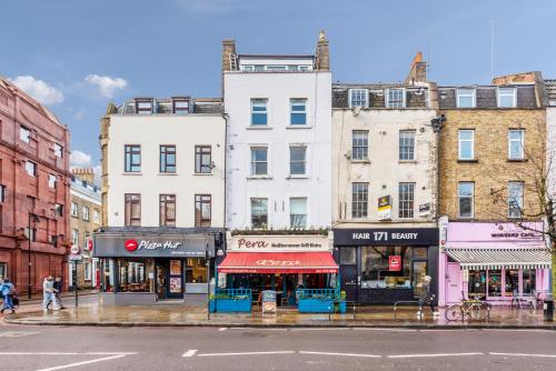 a group of buildings on a city street at Modernised Apartments 1 and 2 Bedrooms Option Terrace and Balcony High Street in London