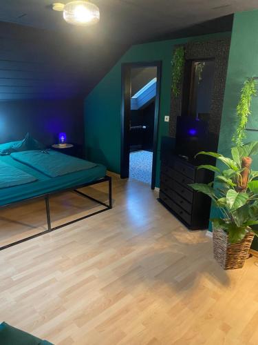 1 dormitorio con cama, espejo y TV en Valdorf Doppelzimmer en Vlotho