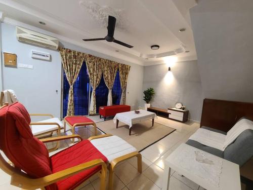 Ruang duduk di Mira's Haven Homestay