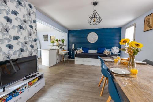 un salon avec un mur bleu et une salle à manger dans l'établissement La Tannerie, à Saint-Aignan