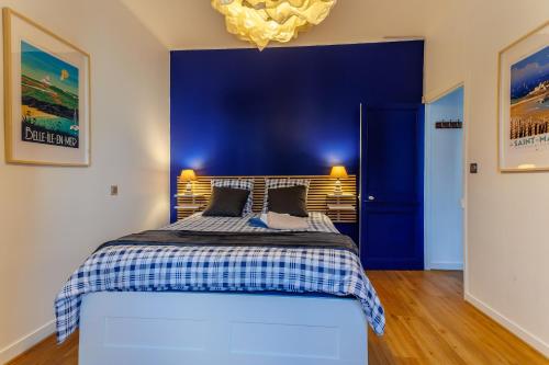 Schlafzimmer mit einem Bett mit blauer Wand in der Unterkunft Appartement Saint-Malo - 10 mètres de la mer in Saint-Malo