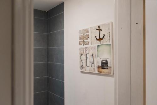 a bathroom with a picture on the wall at Modern Apartment in Wigston with Free Parking! in Wigston Magna