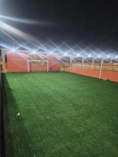 un campo de fútbol vacío con luces encima. en El 5to Elemento en La Falda