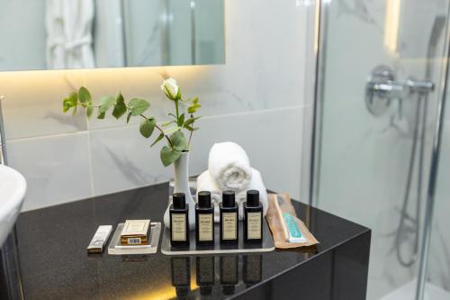 baño con encimera negra con cosméticos en Innova Sultanahmet Istanbul, en Estambul