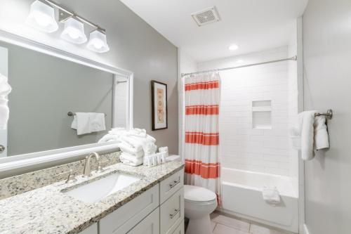 W łazience znajduje się umywalka, toaleta i prysznic. w obiekcie Sundial C3 w mieście Gulf Shores