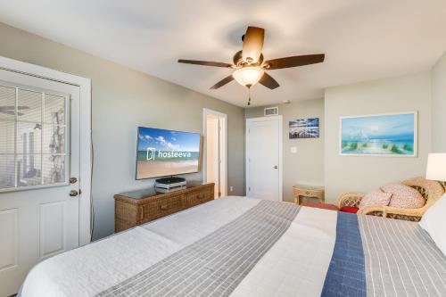 sypialnia z łóżkiem i wentylatorem sufitowym w obiekcie Sundial C3 w mieście Gulf Shores