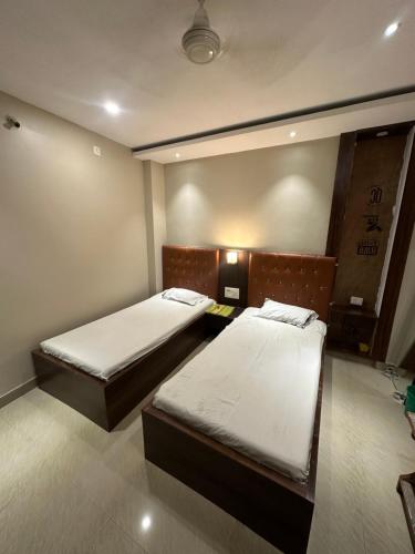 Habitación con 2 camas en una habitación en Hotel Punjab, en Rourkela