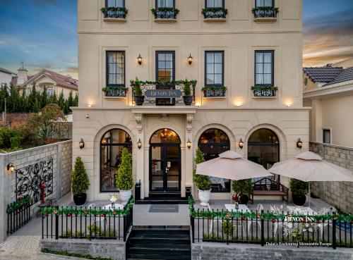 un edificio con dos sombrillas delante en Devon Inn, en Khu Chi Lăng