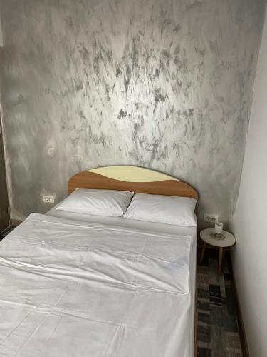 um quarto com uma cama branca e uma parede em Serin Blaxy Studio em Mangalia