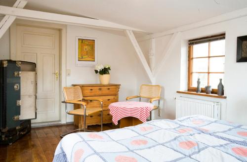 ヴィスマールにあるHotel Reingardのベッドルーム1室(ベッド1台、テーブル、椅子付)