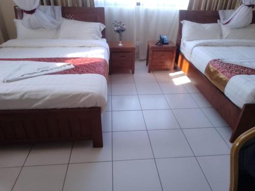 Ein Bett oder Betten in einem Zimmer der Unterkunft QUINTEN HOTEL KISUMU