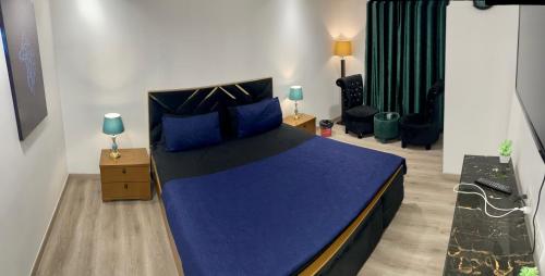 Een bed of bedden in een kamer bij AirReside Hotel Apartments Gold Crest