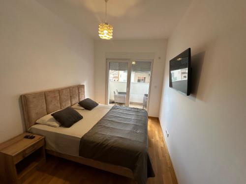 1 dormitorio con 1 cama grande en una habitación en Apartment 06 en Budva