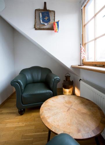 a living room with a green couch and a table at Hotel Reingard in Wismar