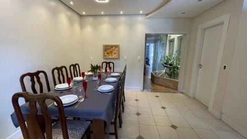 een eetkamer met een blauwe tafel en stoelen bij Apto climatizado 3 quartos a 3,7km da Vila Germânica in Blumenau